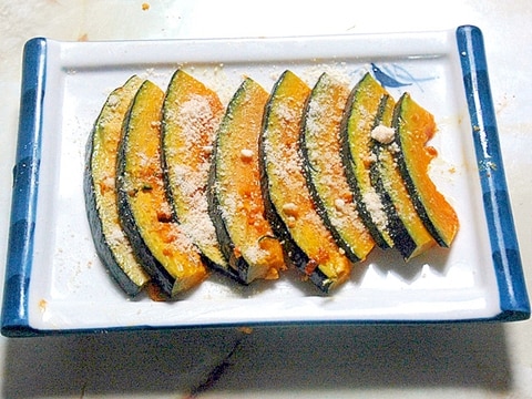 粉チーズを乗せるだけ!南瓜のバター焼きチーズ乗せ♪